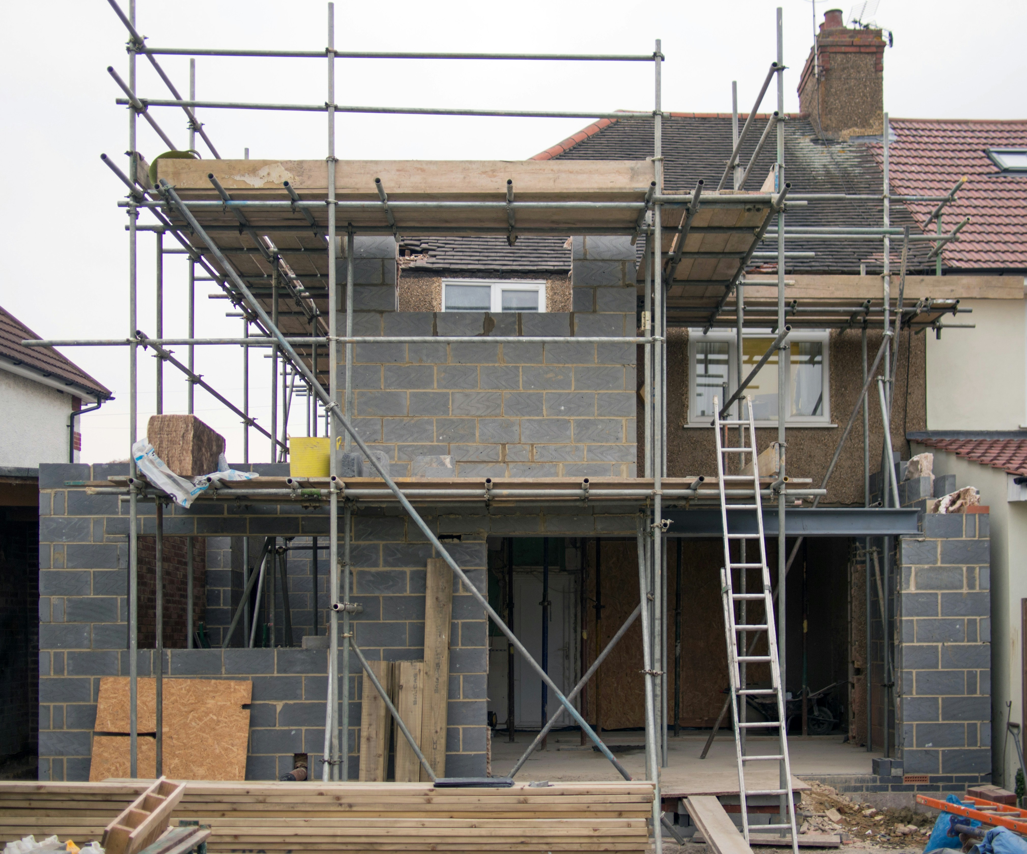 Extension de maison en cours de construction, gros œuvre sous échafaudage