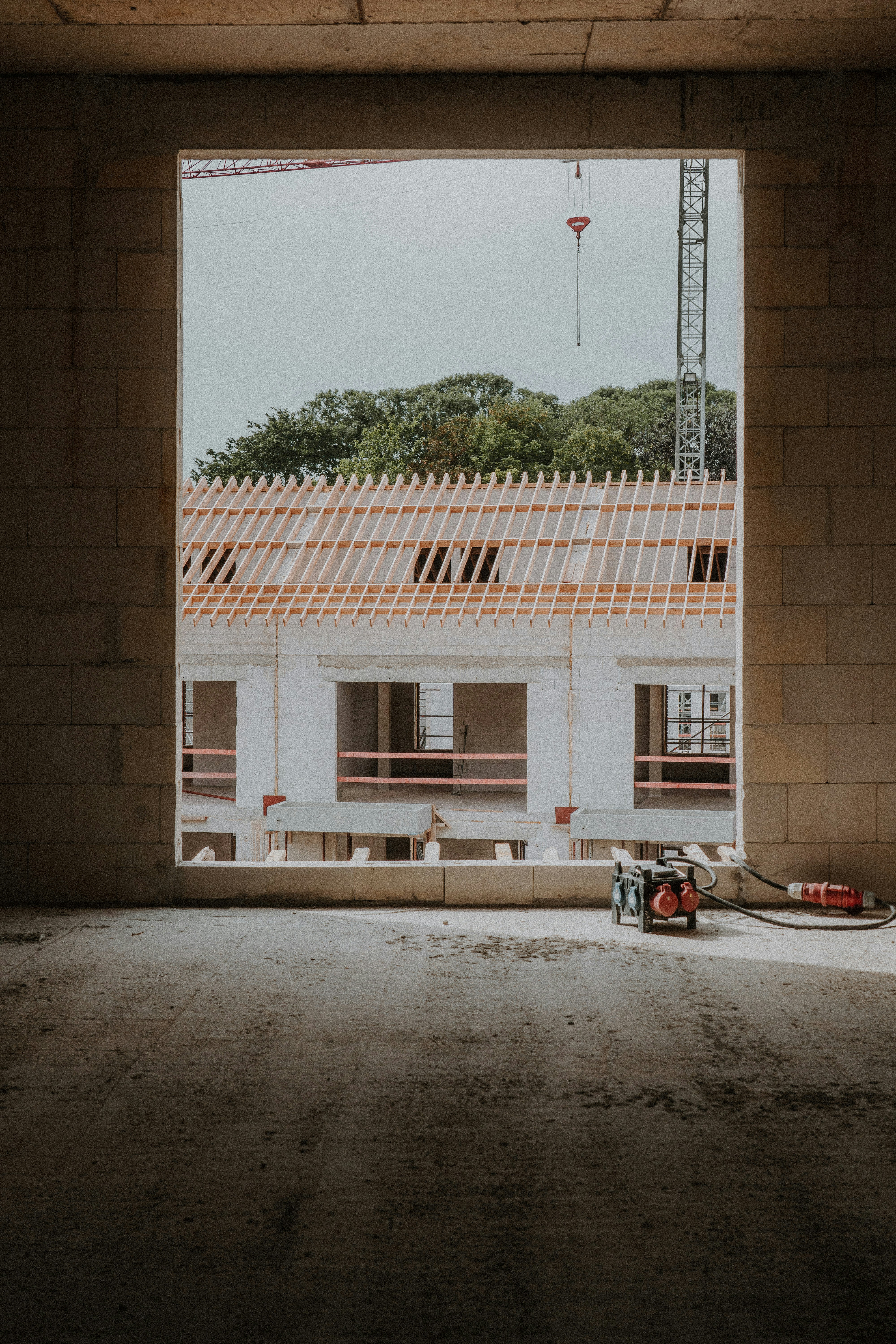 Vue sur un chantier de construction neuve, charpente et grue de chantier