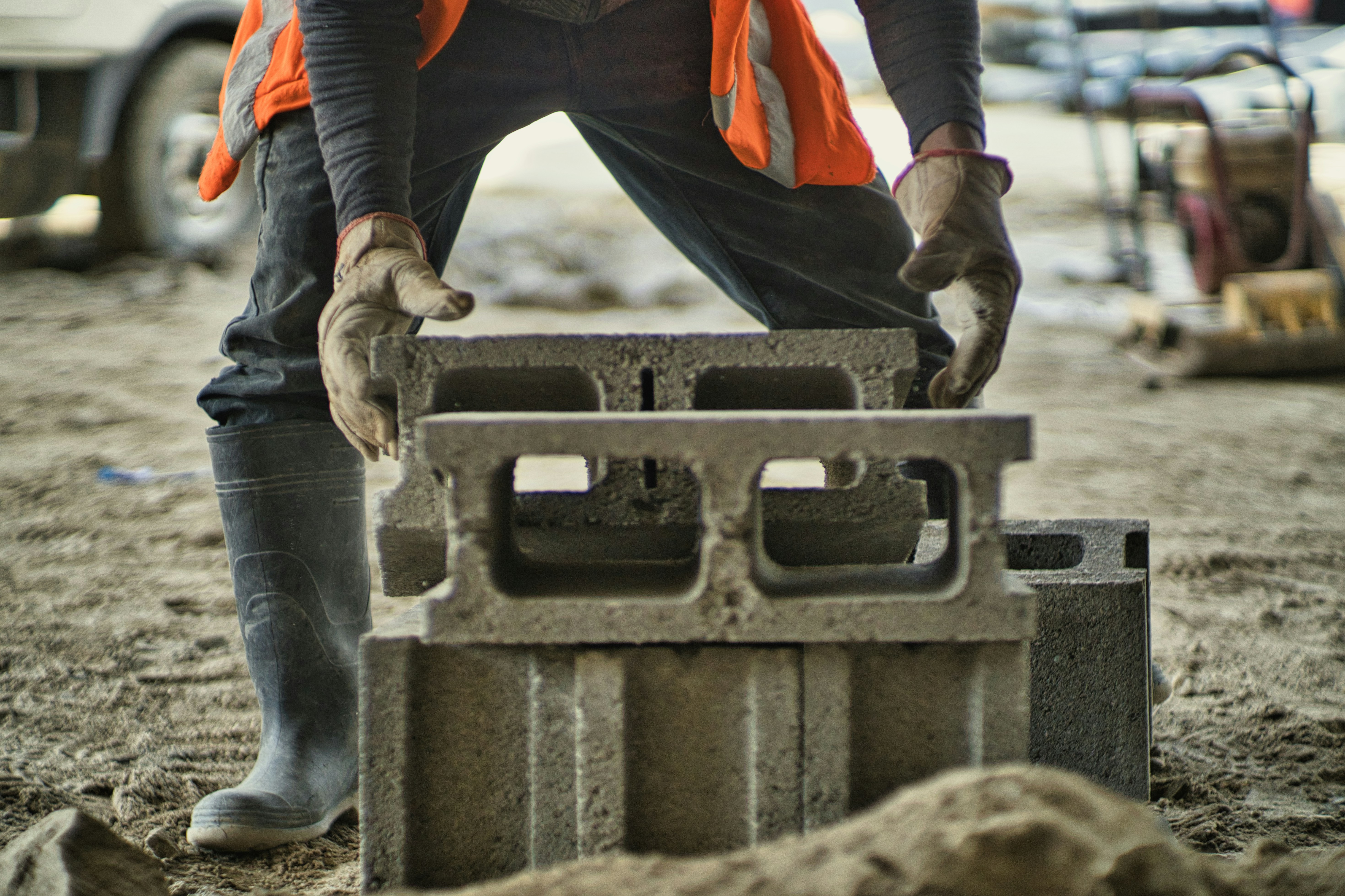 Pose d'un bloc béton sur un chantier de maçonnerie