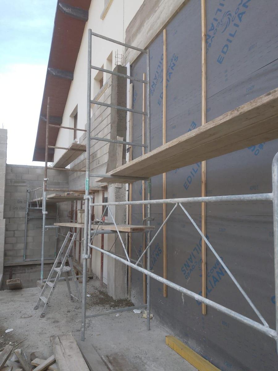 Façade en cours d'isolation avec échafaudage
