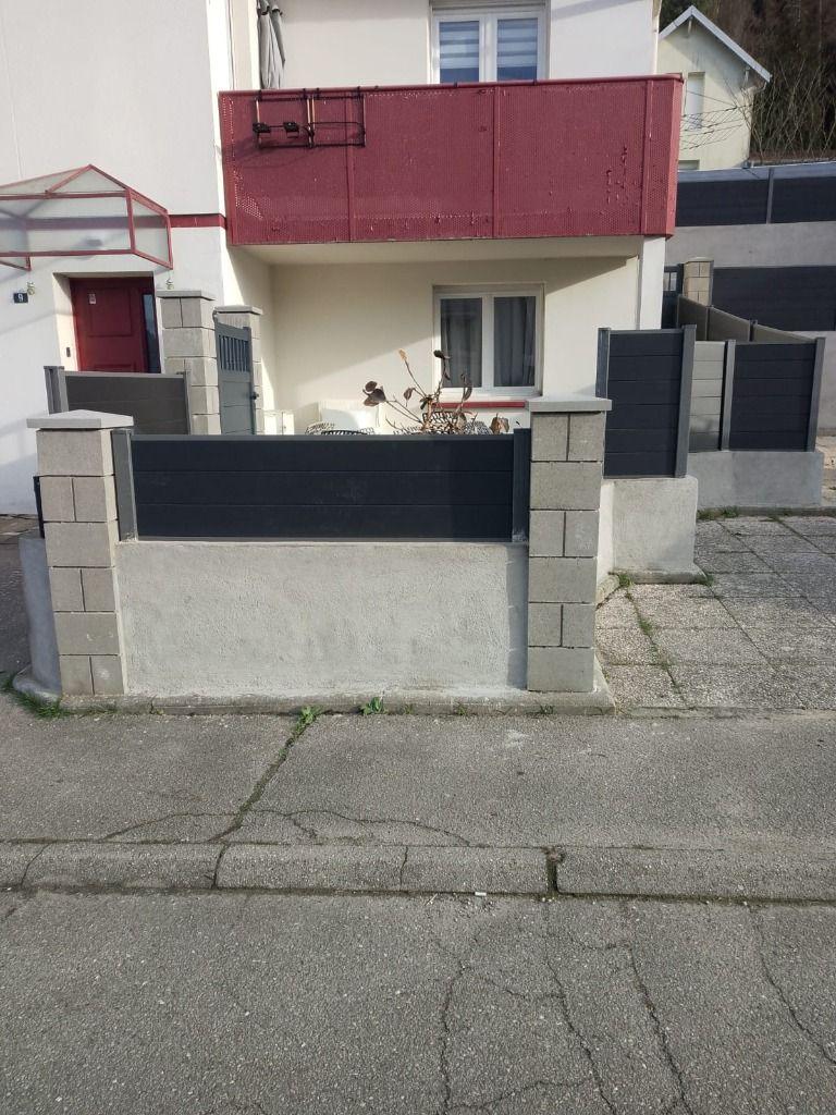 Muret et clôture de cour en composite gris