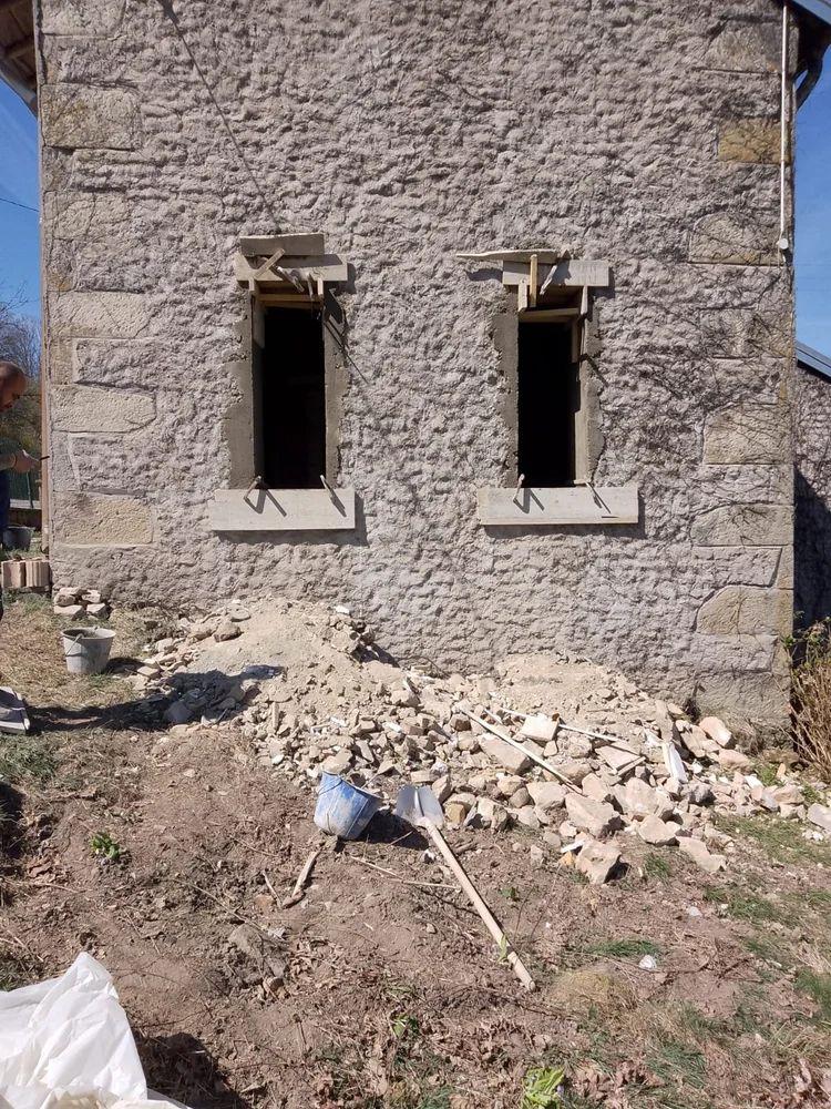 Agrandissement de fenêtres sur façade en pierre dans les Vosges