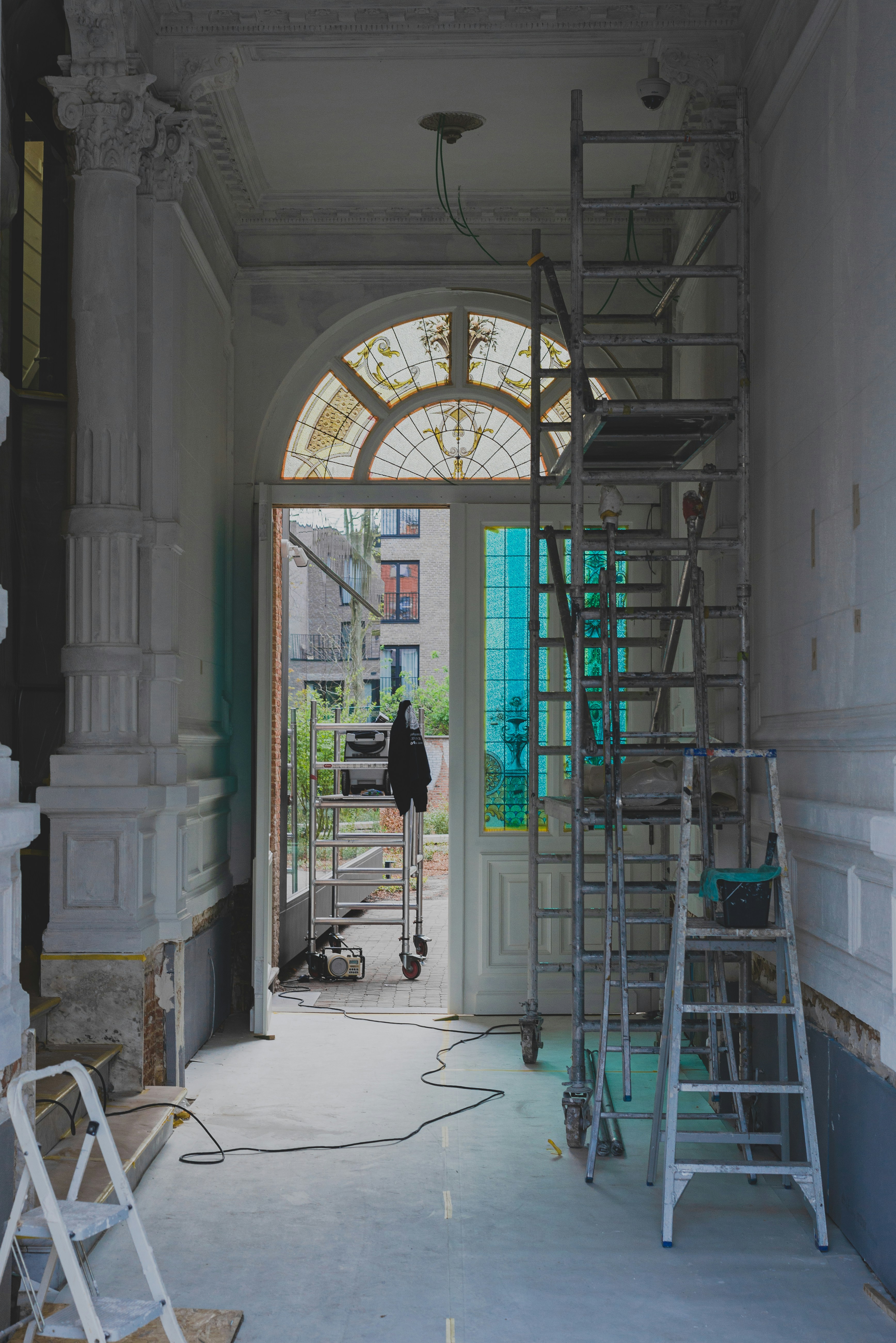Chantier de rénovation d'une bâtisse ancienne, échafaudage intérieur